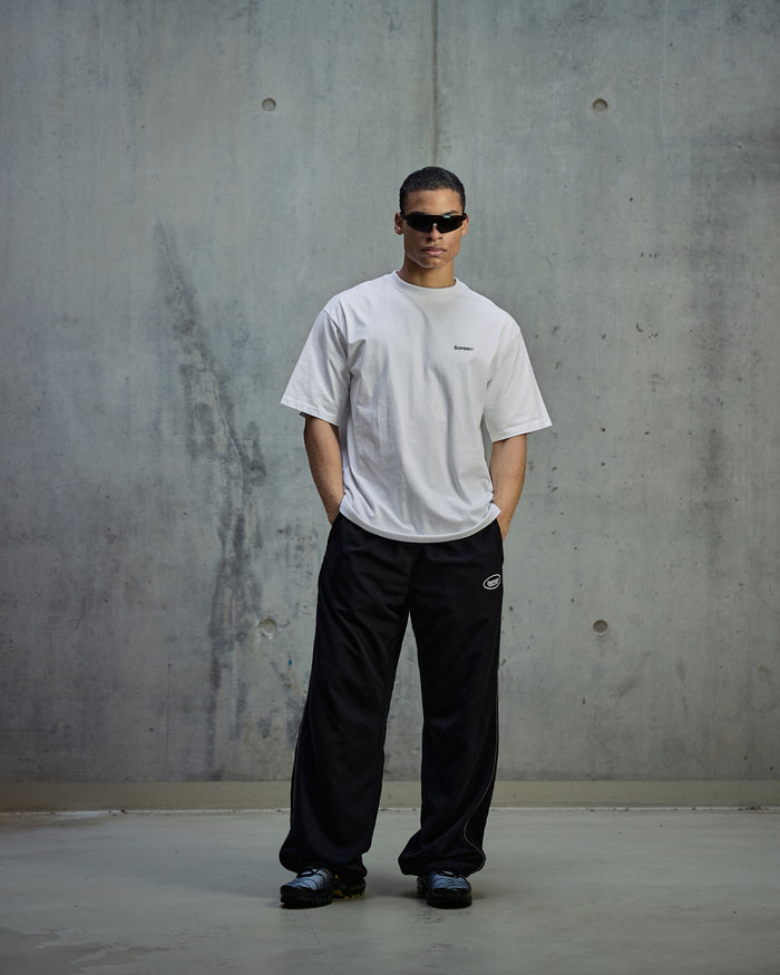 Box fit, Men (Black) | bareen | The model is 184 cm and wears a size L.