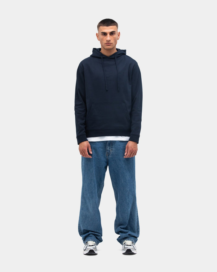 Crewneck Classic, Men (Cloudy Grey) | bareen | The model is 183 cm and wears a size L
