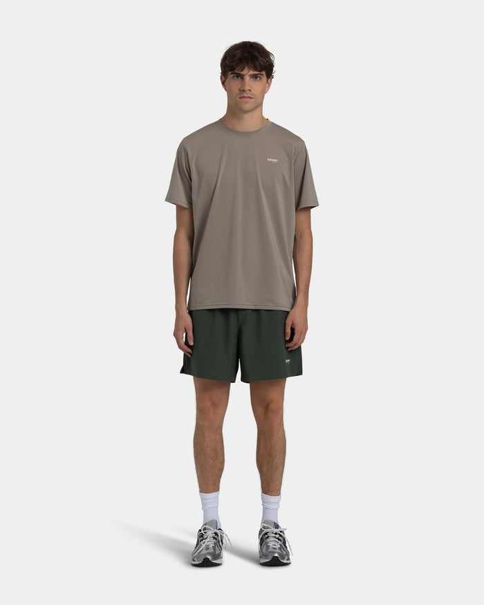 Regular Shorts, Men (Mud) | bareen | Modellen er 189 cm og har str. XL på