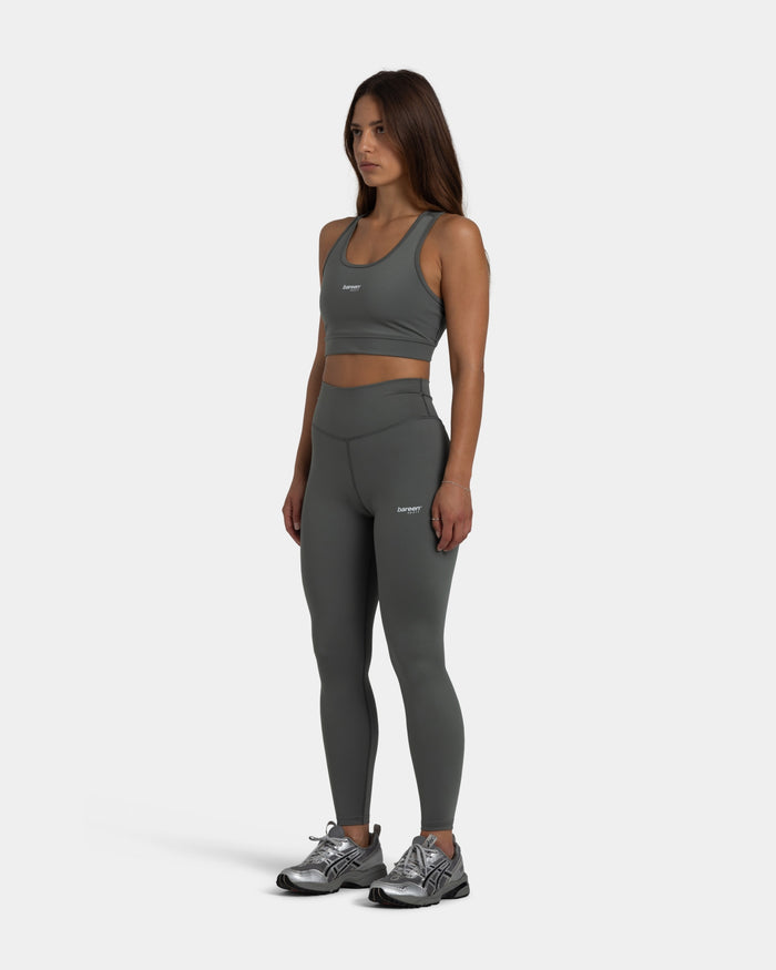 Sports Bra Tech, Women (Castor Grey) | bareen | Modellen er 165 cm og har str. S på