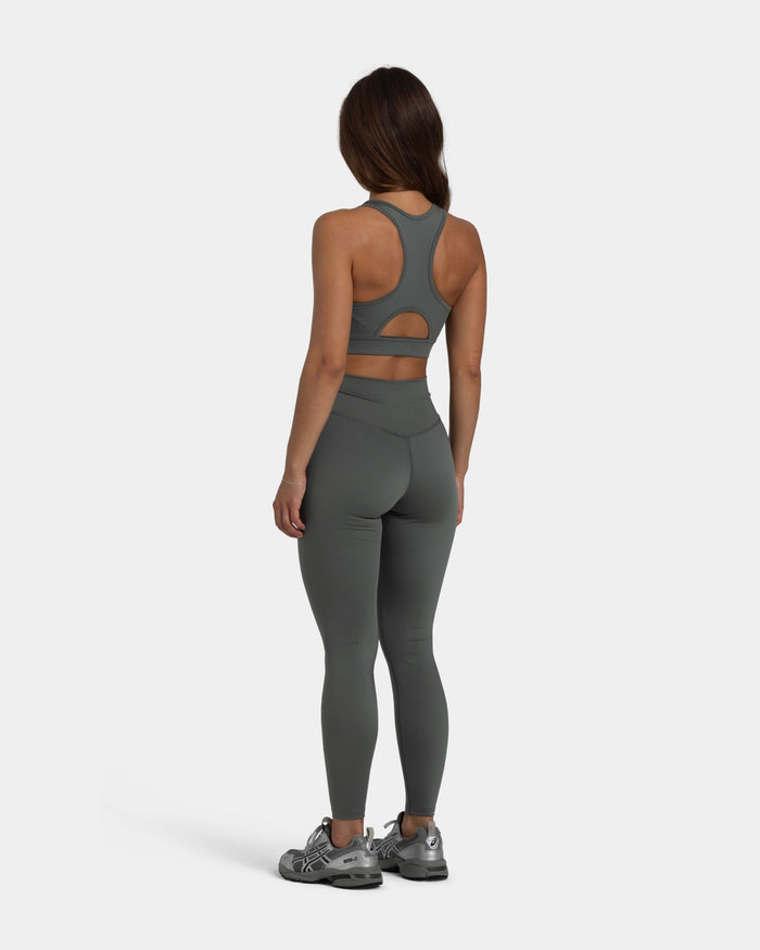 Sports Bra Tech, Women (Castor Grey) | bareen | Modellen er 165 cm og har str. S på