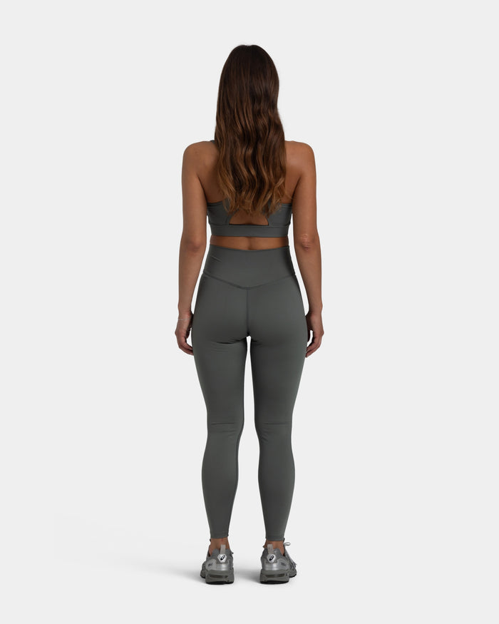 Sports Bra Tech, Women (Castor Grey) | bareen | Modellen er 165 cm og har str. S på