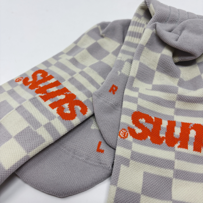 sums, checkers, cream / white.