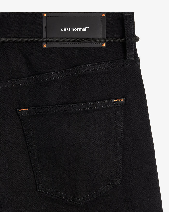 The Jeans Classic Straight Fit in jet black — back view with the black C'est normal rubber patch