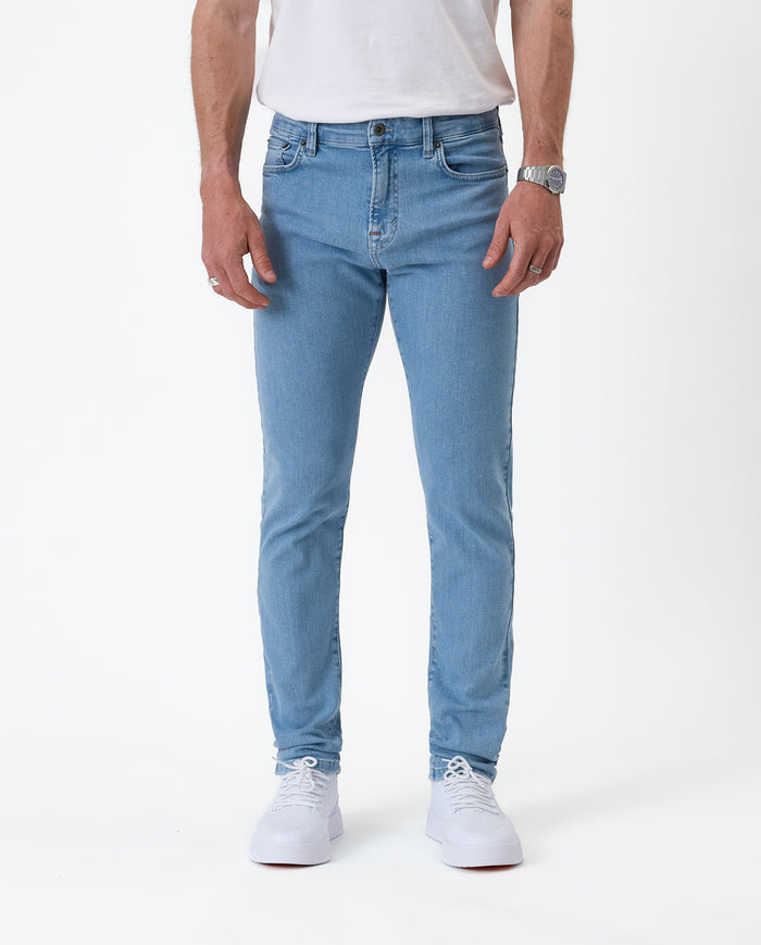 The Jeans Skinny Fit in light blue — front view worn with white sneakers