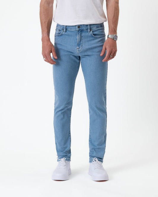 The Jeans Skinny Fit in light blue — front view worn with white sneakers